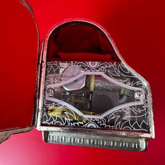 VTG JAPAN METAL PIANO CHERUB MUSIC TRINKET JEWERLY BOX WORKING GREAT - Picture 6 of 8